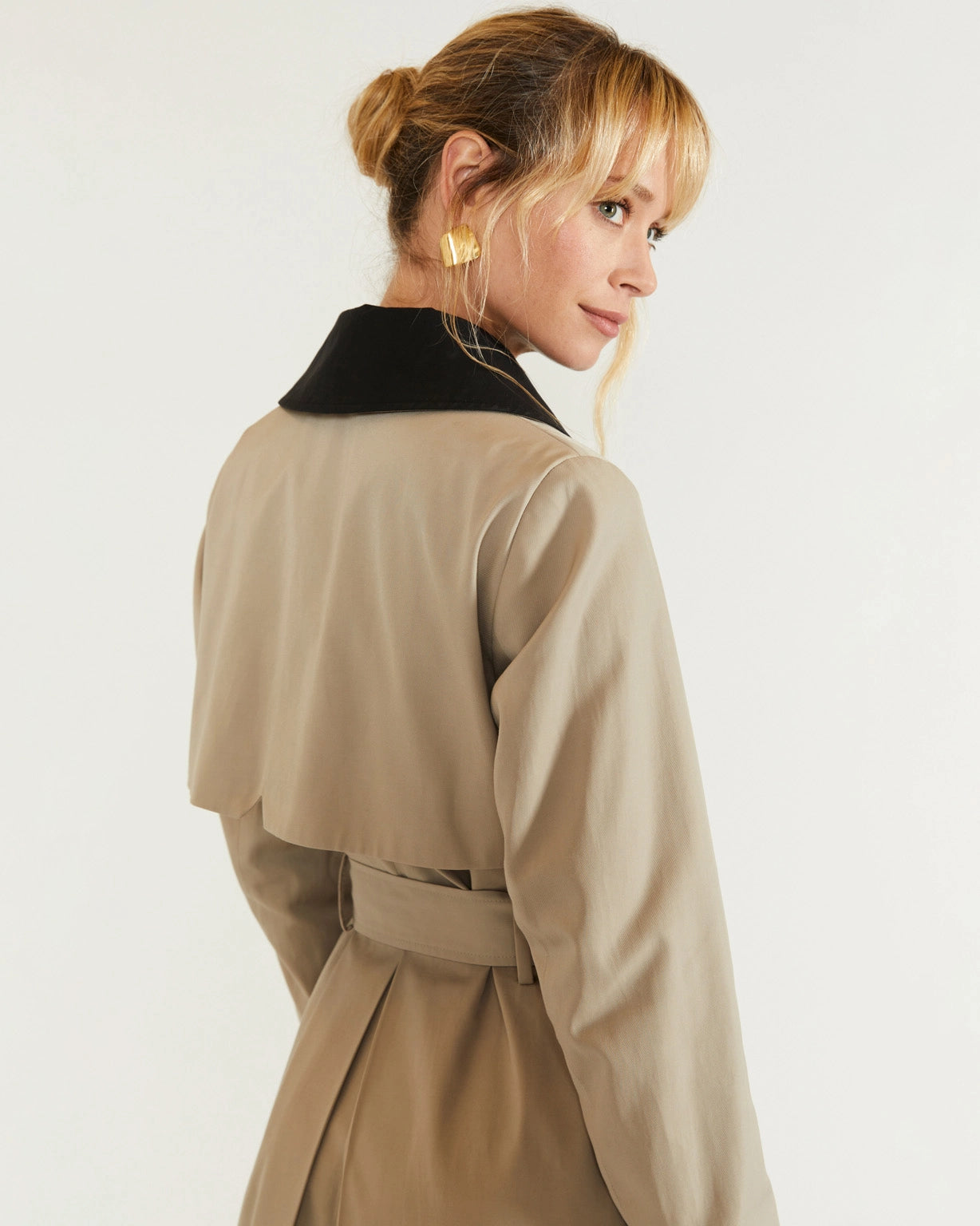 17h10_trench_suit_woman_glasgow_grege_beige_gray_rain_autumn_permeable_belt_pockets_hood_colour_black_buckle_buttons_elegant_chic_decontract_comfortable_long_profile