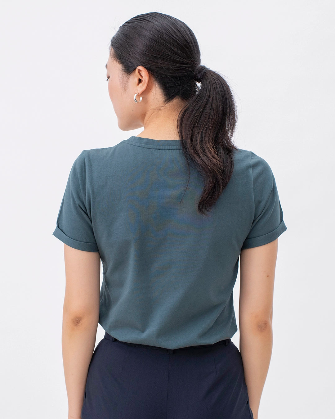17h10_tshirt_tailleurfemme_vert_cedre_cotonbiologique_gots_colore_comfortable_matierenaturelle_ethique_decontracte_tailleur