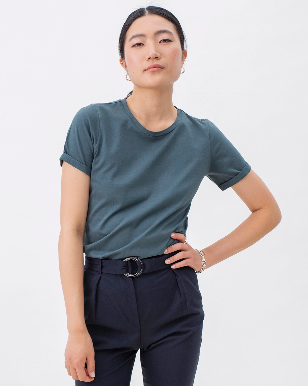 17h10_tshirt_tailleurfemme_vert_cedre_cotonbiologique_gots_colore_comfortable_matierenaturelle_ethique_decontracte_tailleur