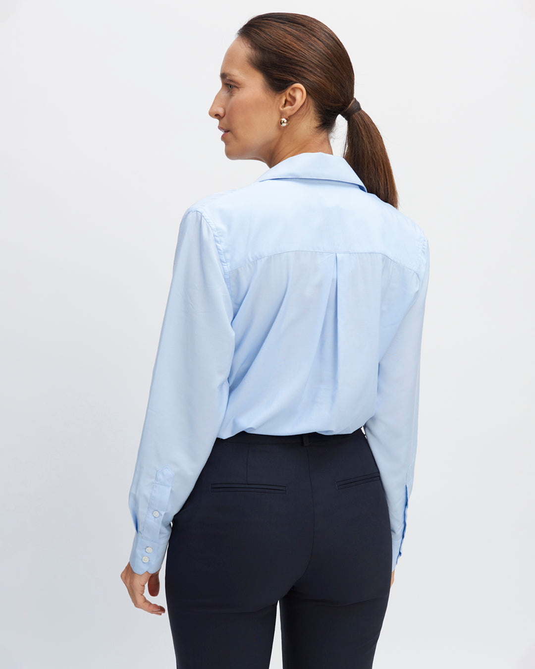 Shirt-blue-sky-straight-cut-Italian-collar-long-sleeves-capuchin-bottom-of-sleeve-pinch-in-the-back-poplin-cotton-trees-fluid-sept-buttons-white-17H10-knit-jacket-for-women-paris-