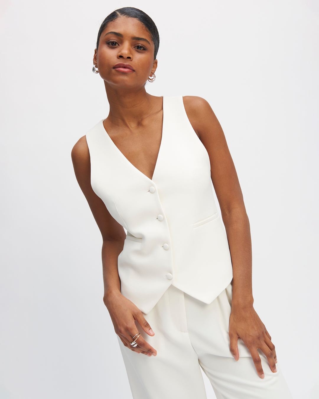 Waistcoat-white-without-sleeve-Collar-in-V-Four-buttons-covered-Simple-closure-buttoning-Door-open-or-closed-Pockets-Passpoilées-17H10-tailors-for-women-paris-