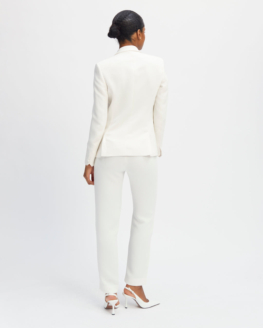 Trousers-white-cigarette-cut-waist-mid-rise-faux-pockets-cavalier-before-pockets-peeled-behind-passing-belt-zip-closure-hook-button-covered-tone-on-tone-Drap-laine-italian-luxurious-17H10-tailors-for-women-paris-