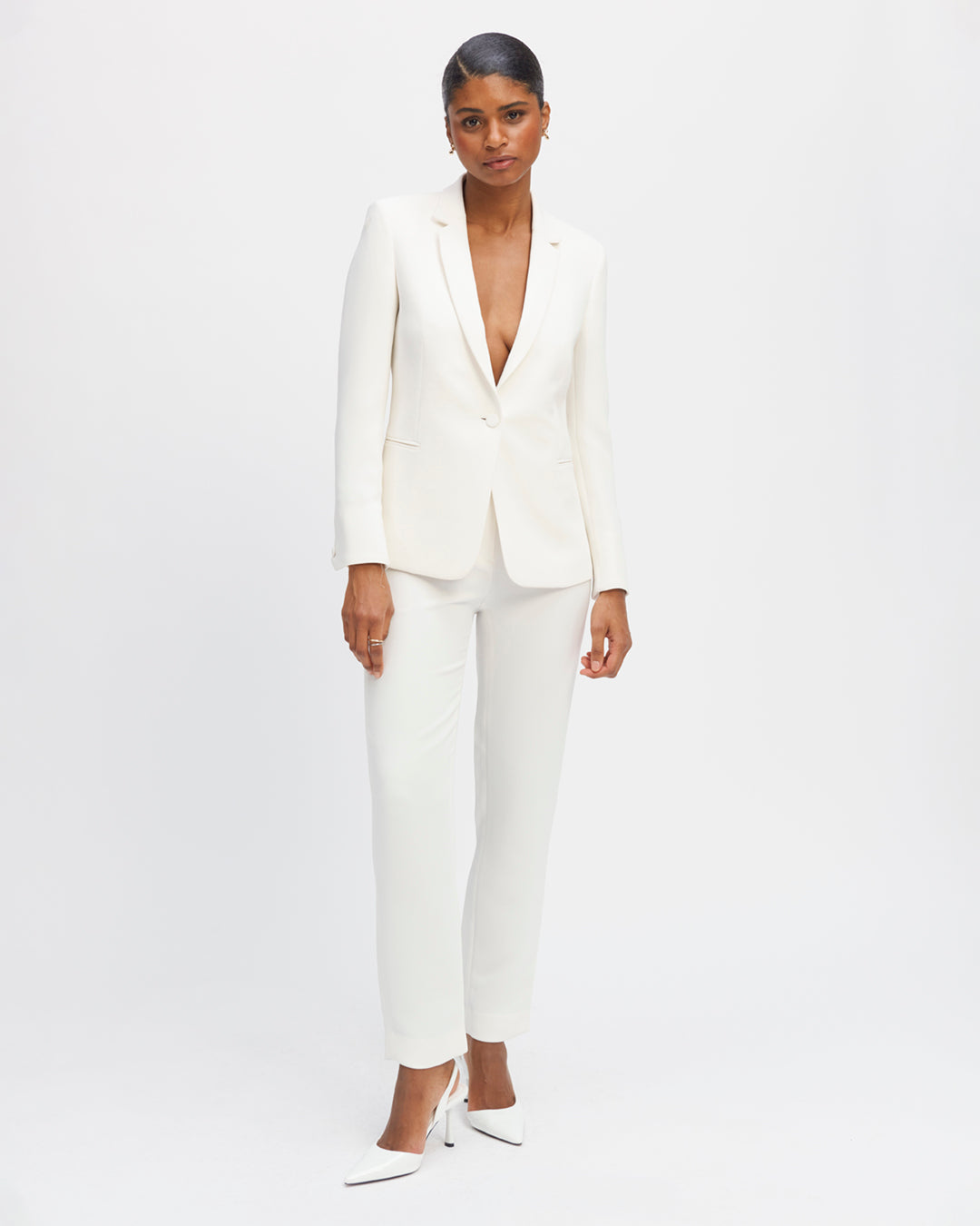 Trousers-white-cigarette-cut-waist-mid-rise-faux-pockets-cavalier-before-pockets-peeled-behind-passing-belt-zip-closure-hook-button-covered-tone-on-tone-Drap-laine-italian-luxurious-17H10-tailors-for-women-paris-