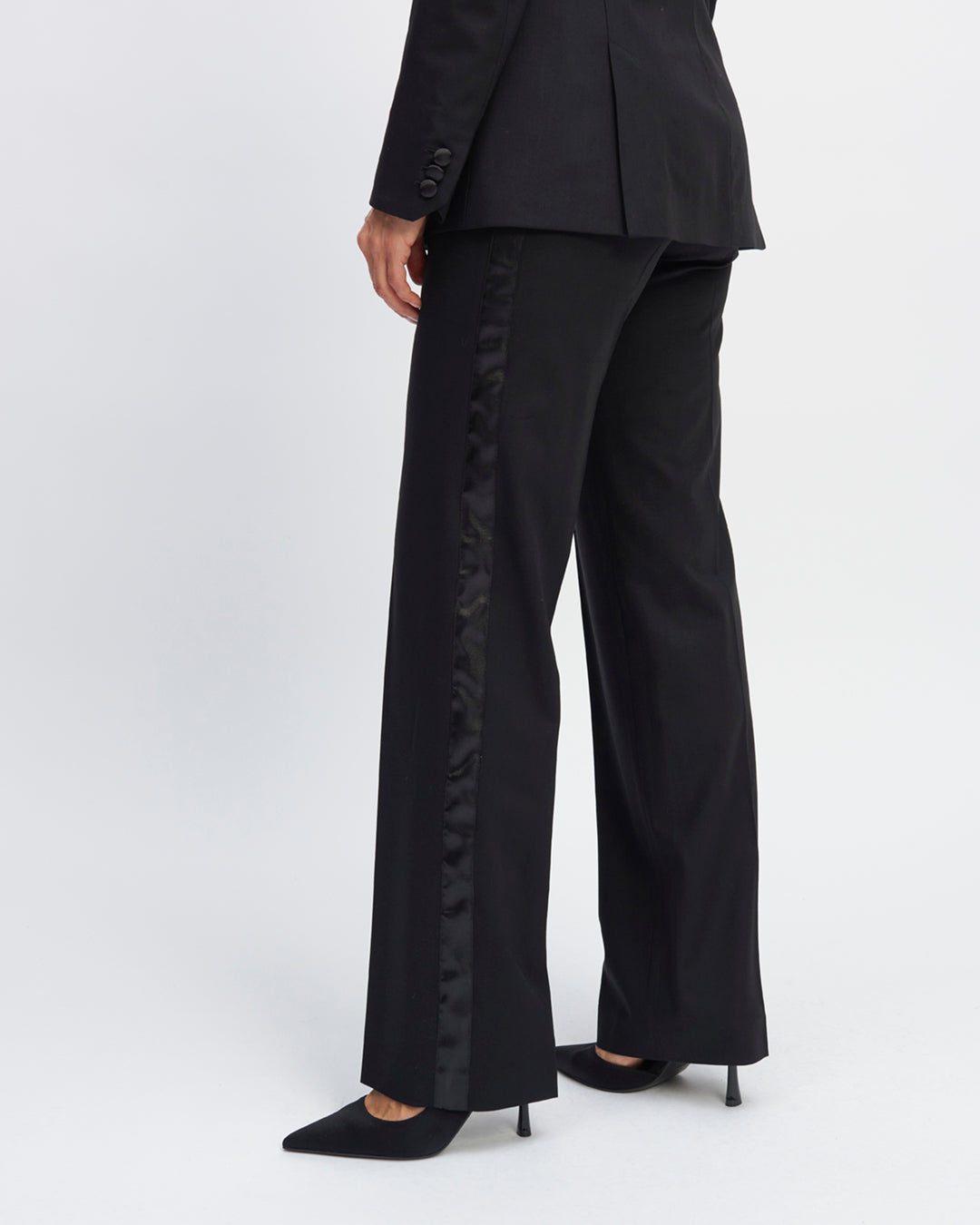 Smoking-pants-Straight-cut-High-waist-Ply-for-a-straight-dress-Belt-in-satin-Lisere-cote-in-satin-17H10-tailors-for-women-paris-