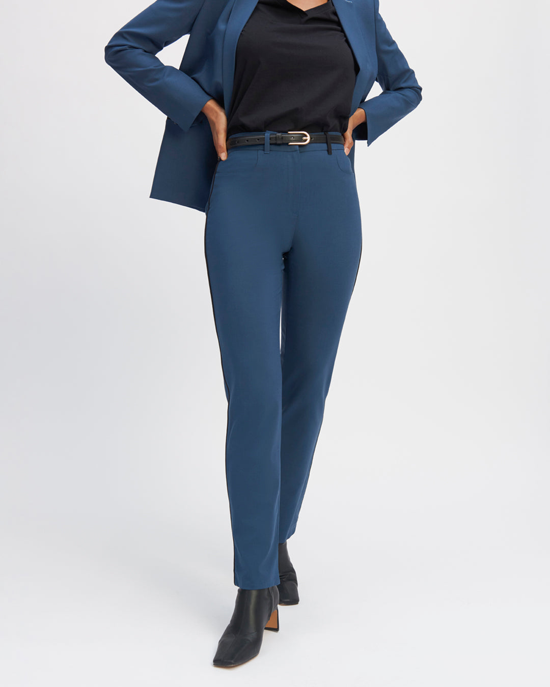 "Cigarette-cut blue-grey trouser-tailors-waist-high-false-hip-pockets-before-pockets-peeled-behind-passing-belt-17H10-tailors-for-women-paris-"