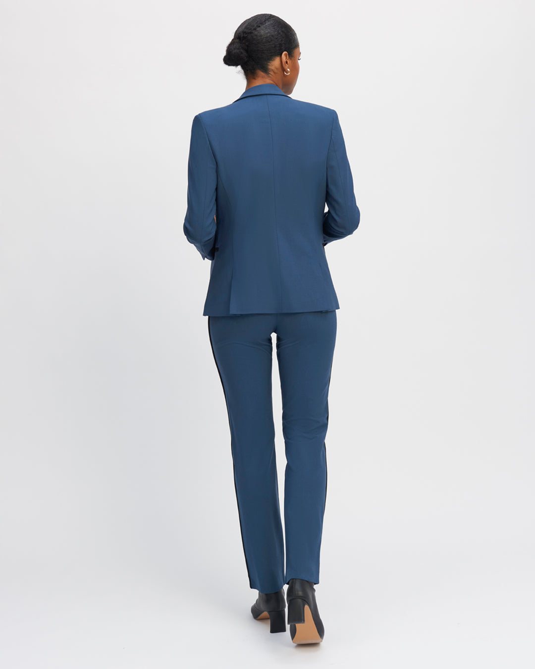 "Cigarette-cut blue-grey trouser-tailors-waist-high-false-hip-pockets-before-pockets-peeled-behind-passing-belt-17H10-tailors-for-women-paris-"