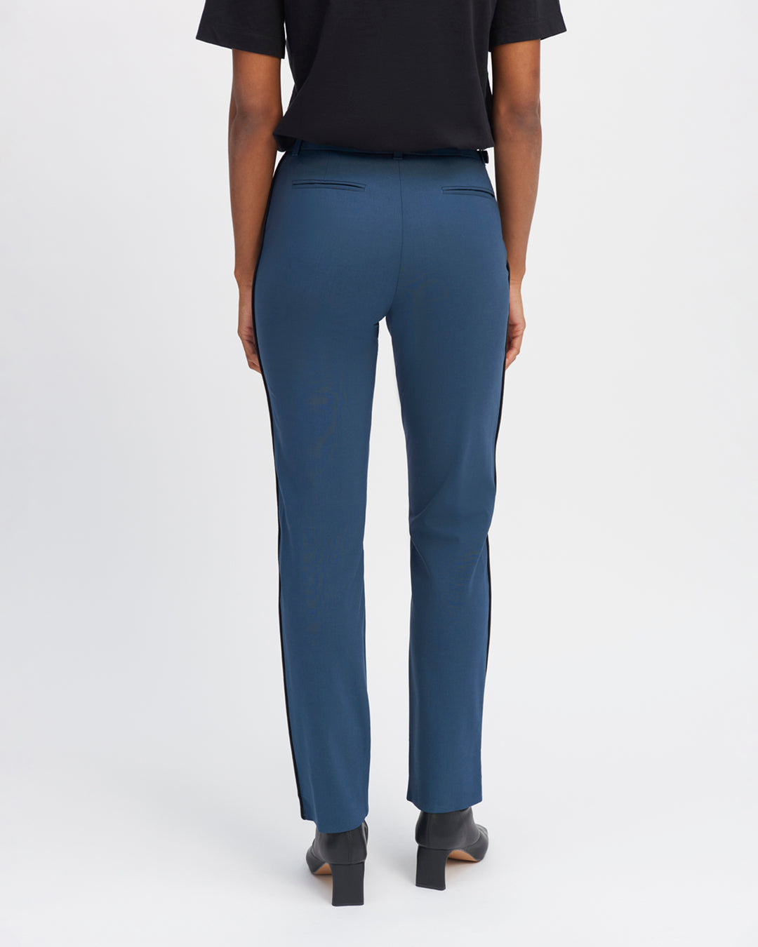 "Cigarette-cut blue-grey trouser-tailors-waist-high-false-hip-pockets-before-pockets-peeled-behind-passing-belt-17H10-tailors-for-women-paris-"