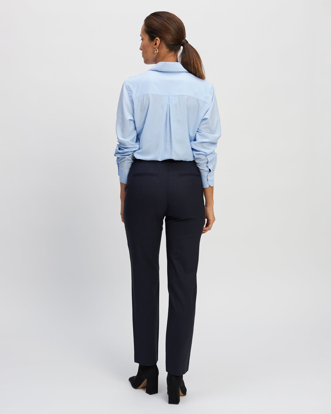 "Navy-blue trouser-tailor-Cigarette-cutter-Mid-rise-waist-Faux-cavalier-pockets-in-front-Wired-poise-pockets-in-back-Passing-for-belt-Zip-and-hook-closure-Camel-buttons-17H10-tailor-tailors-for-women-paris-"