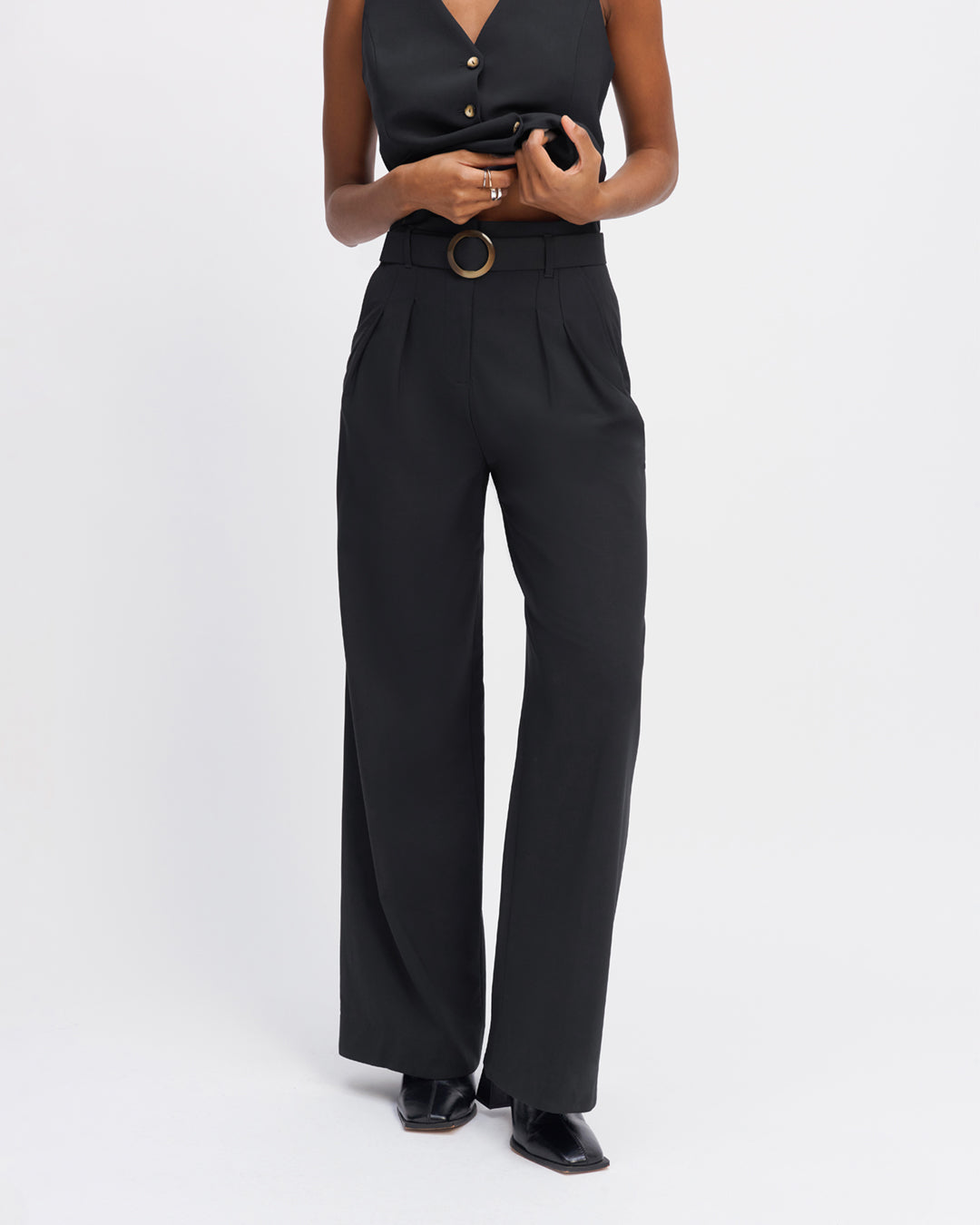 Tailor-pants-black-Palazzo-cut-High-waist-Details-double-pleated-waist-Low-leg-XXL-Dessine-leg-waist-Belt-buckle-17H10-tailors-for-women-paris-