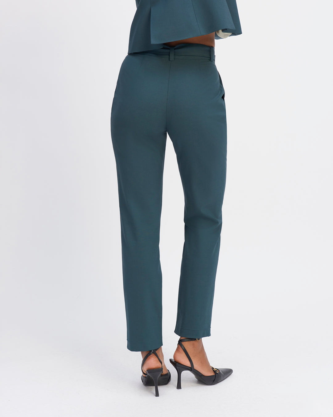 "Tailor-pants-superior-quality-Tailor-pants-green-Cut-7-8th-high-waist-Lined-under-the-belt-Two-pockets-Italian-style-Belt-assorted-tone-on-tone-Close-by-zip-and-staple-on-the-front-17H10-tailor-pants-for-women-paris-"