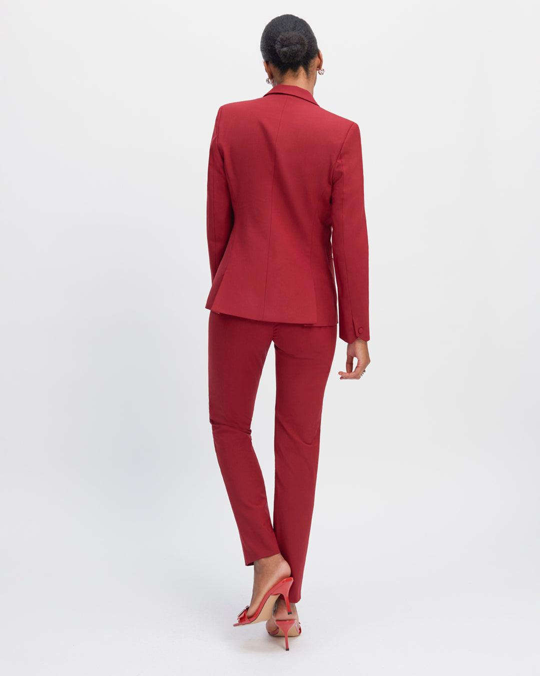 Trousers-suit-tailor-red-Cigarette-cut-Waist-mid-high-Fauxes-poches-cavalieres-a-l_avant-Poches-poissepOilees-arrieres-17H10-tailleurs-pour-femme-paris-1_f13f278d-b8e4-4bed-981a-6ccd3270ff79