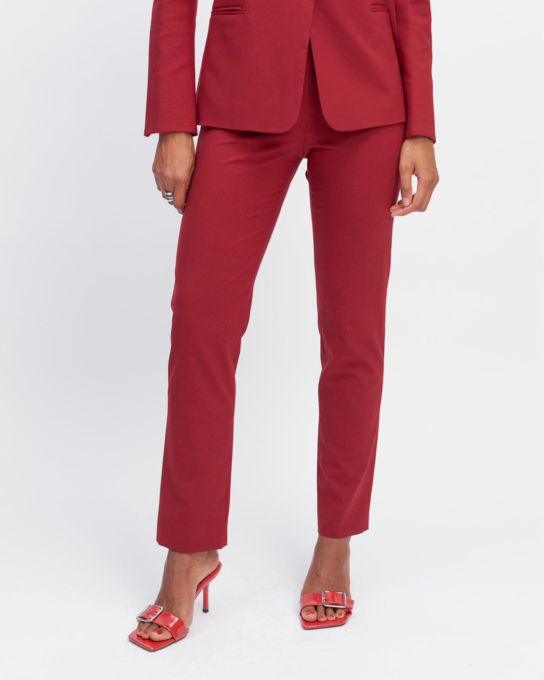 Trousers-suit-tailor-red-Cigarette-cut-Waist-mid-high-Fauxes-poches-cavalieres-a-l_avant-Poches-poissepOilees-arrieres-17H10-tailleurs-pour-femme-paris-1_f13f278d-b8e4-4bed-981a-6ccd3270ff79