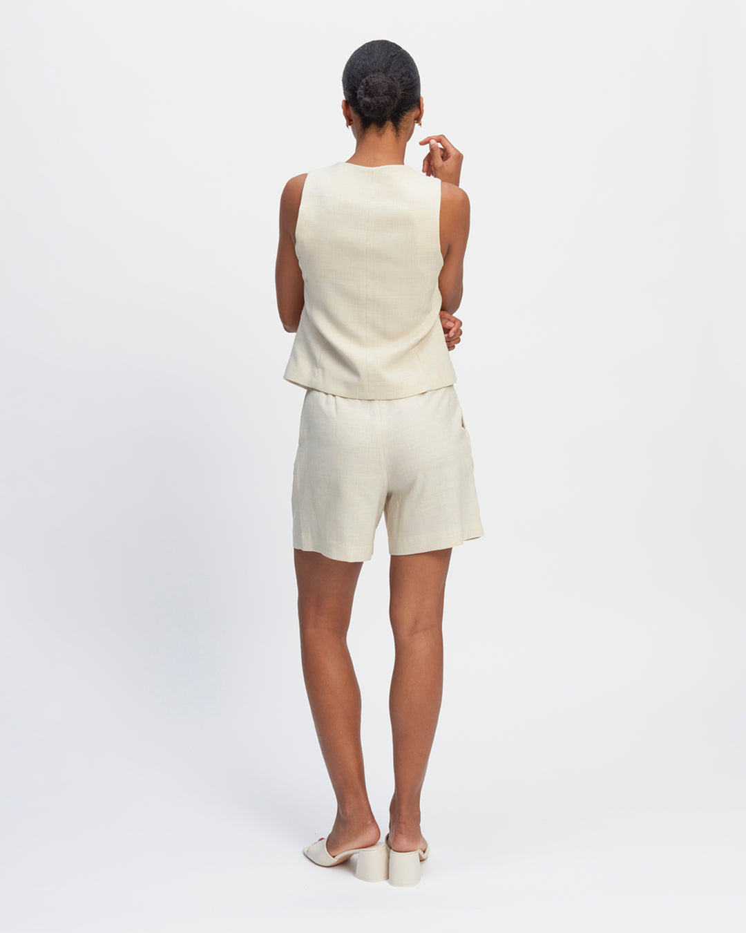 Sand-stitched shorts-High-waist fabric-belt-pleat-work-before-appearing-details-sewing-Italian-wool-supple-and-comfortable-17H10-stitches-for-women-paris-