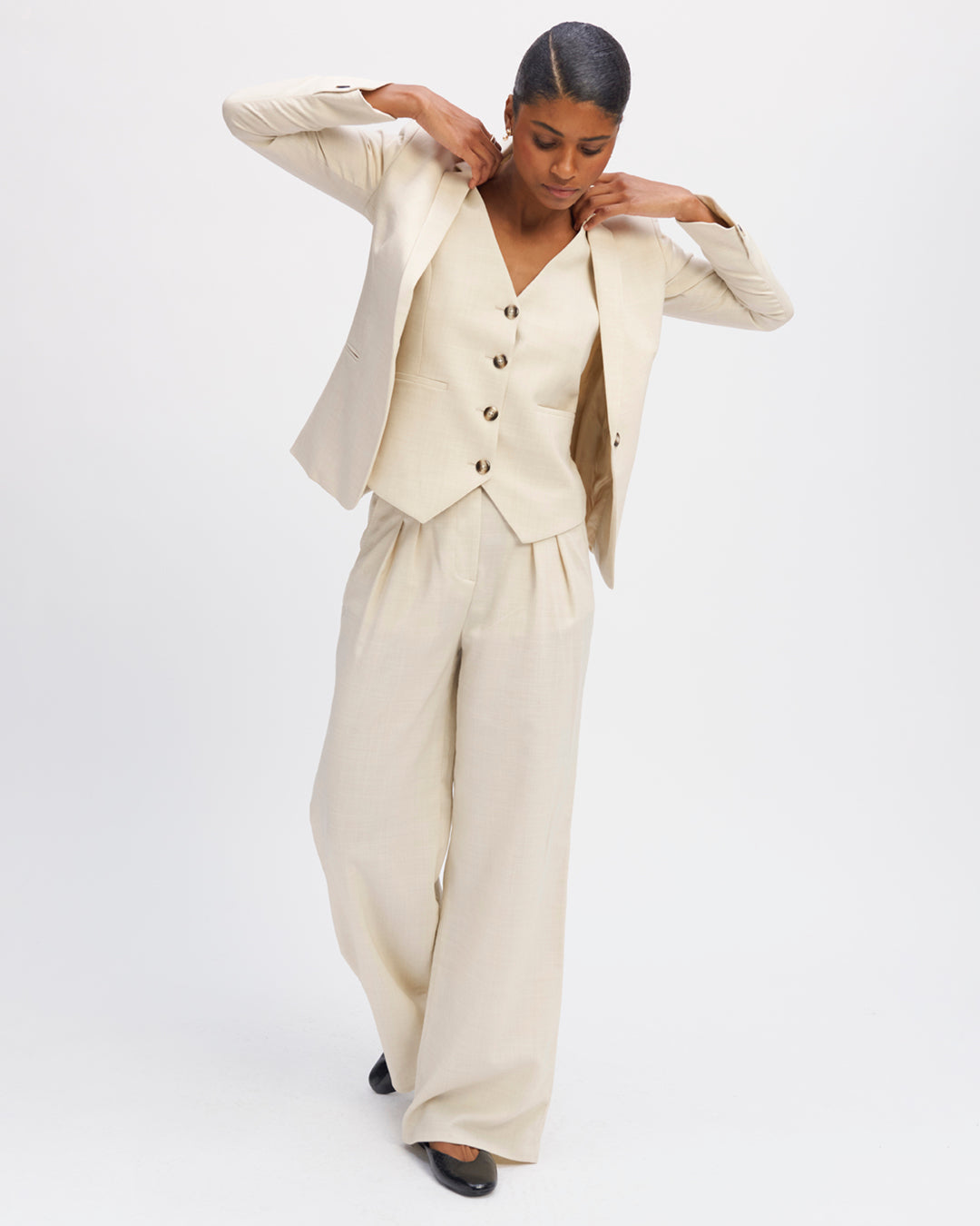 women's-suit-curved-buttoned-pocketed-breasted-inside-low-sleeve-lined-17H10-women's-suit-paris-
