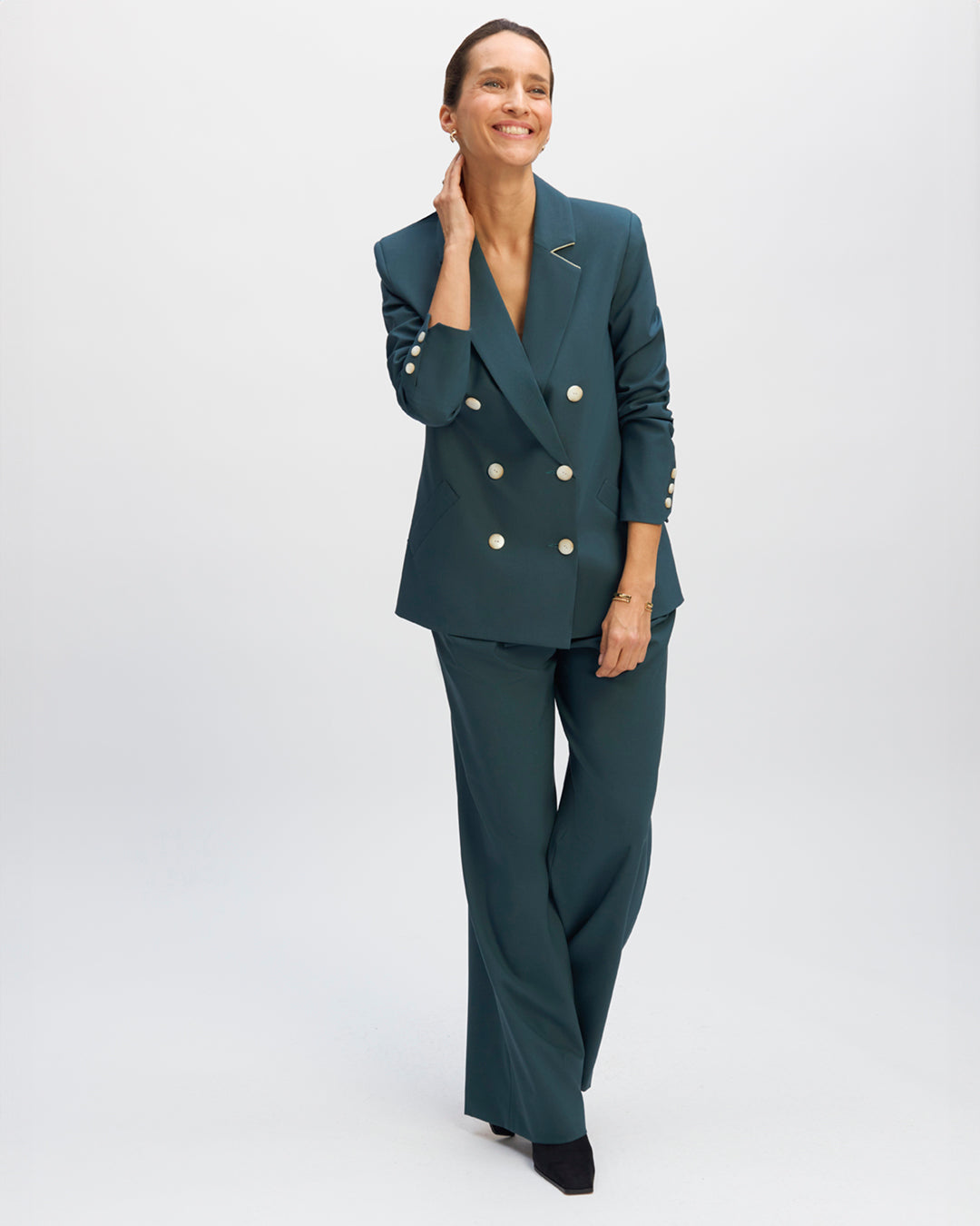 Tailleurs-femmes-Paris-Coupe-cintrée-Croisée-double-boutonnage-Deux-poches-raglan-Longue-sous-besses-Entirely-doubled-Encoche-signature-17H10-tailleurs-pour-femme-paris-
