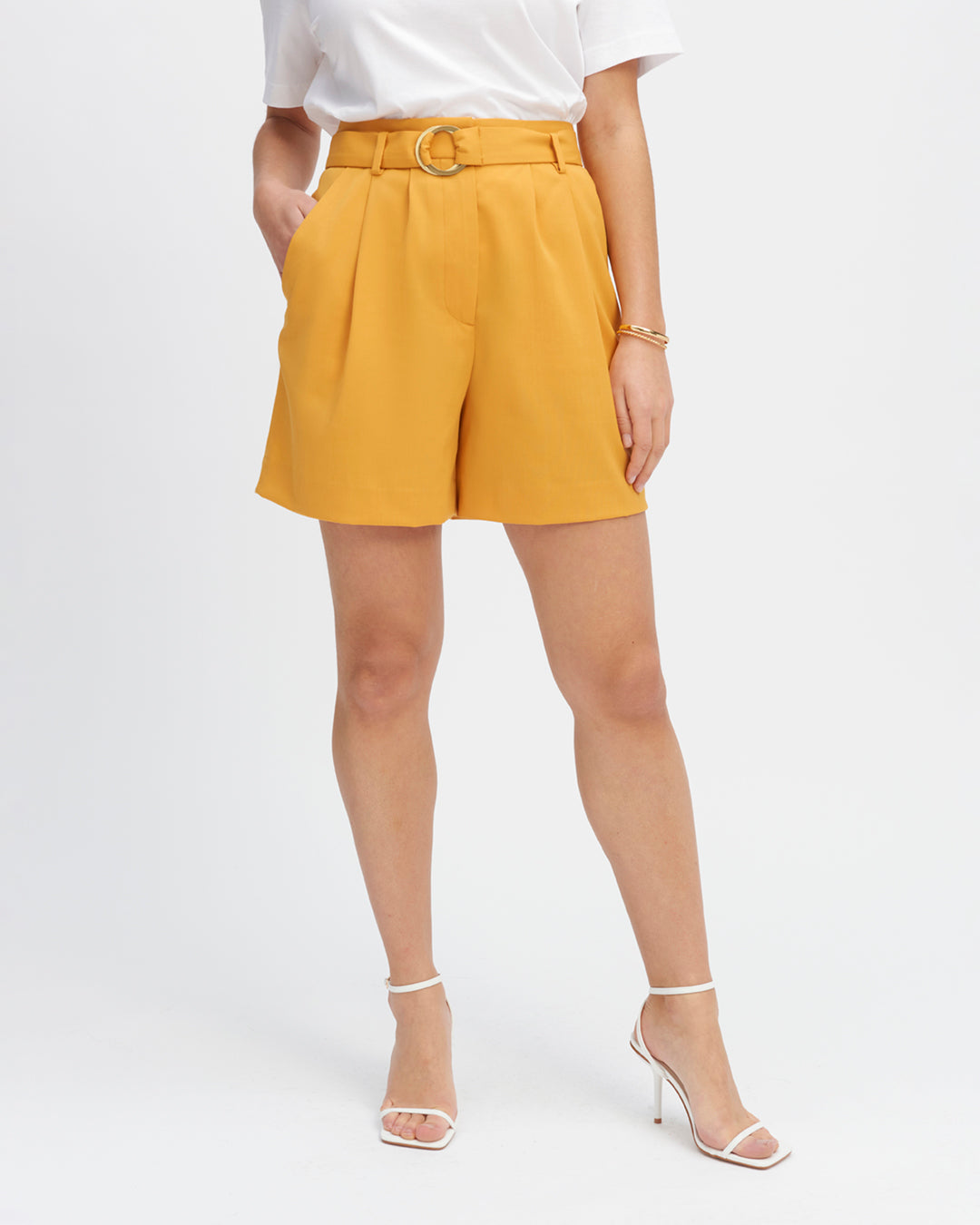 Tailleurs-femmes-Paris-Short-taille-haute-Ceinture-boucle-Plis-avant-17H10-tailleurs-pour-femme-Paris-