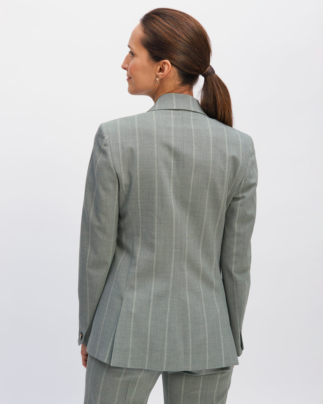 Double-breasted jacket-Double-buttoned-Fastening belt-Fully-lined-Two inside pockets-17H10-tailors-for-women-paris-