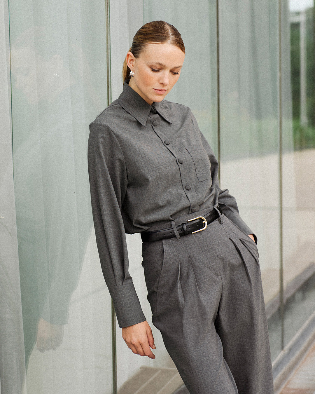 chemise-elbe-grise-drap-de-laine-qualite-vestiaire-corporate-working-girl-workwear-tailor-for-women-3