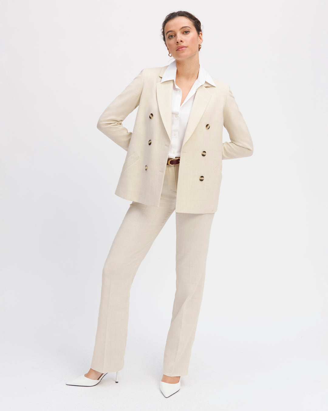 cut-legere-cintree-croisee-double-boutonnage-two-pockets-raglan-length-below-buttocks-entierement-doubled-notch-signature-17H10-tailleurs-pour-femme-paris