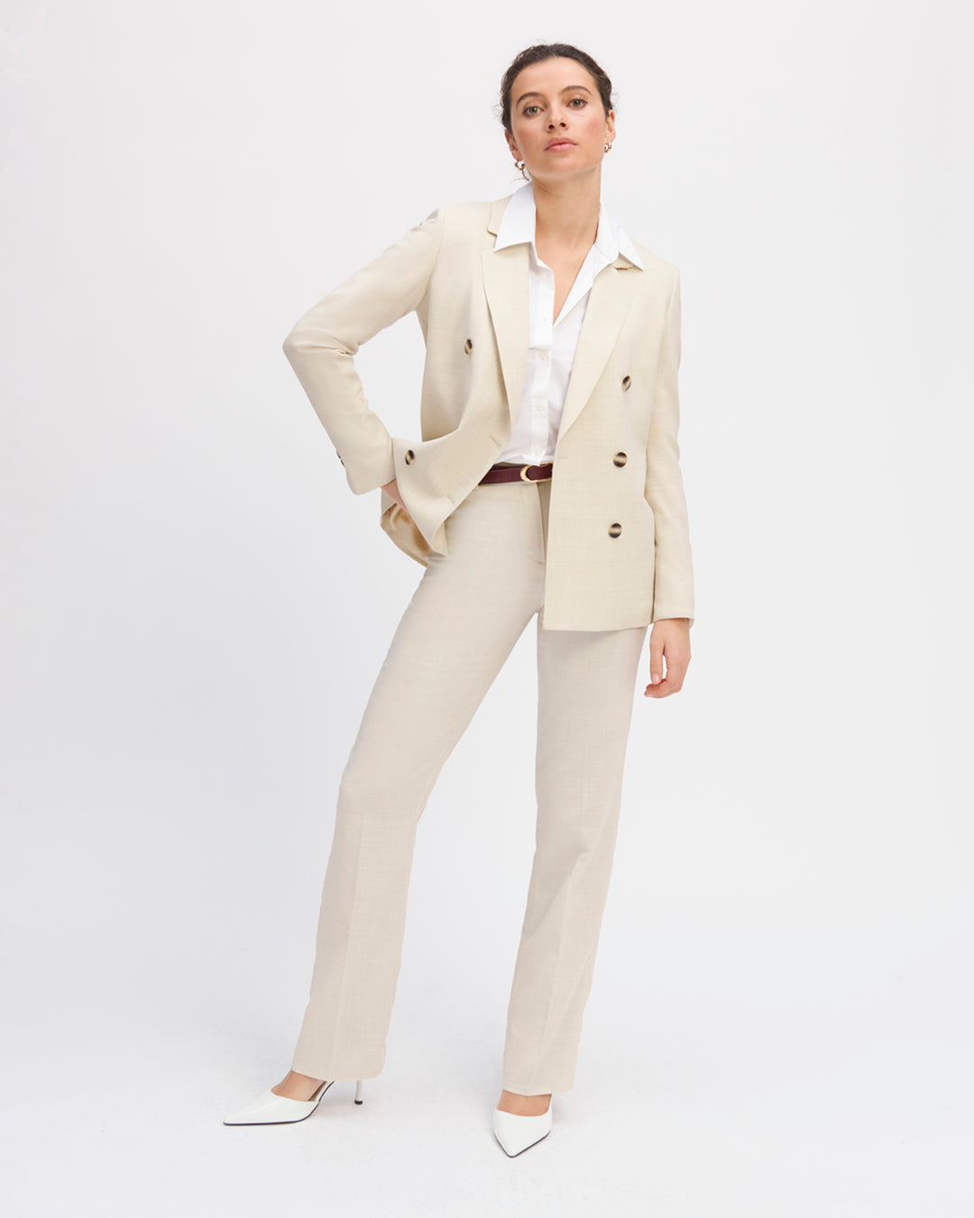 cut-legere-cintree-croisee-double-boutonnage-two-pockets-raglan-length-below-buttocks-entierement-doubled-notch-signature-17H10-tailleurs-pour-femme-paris