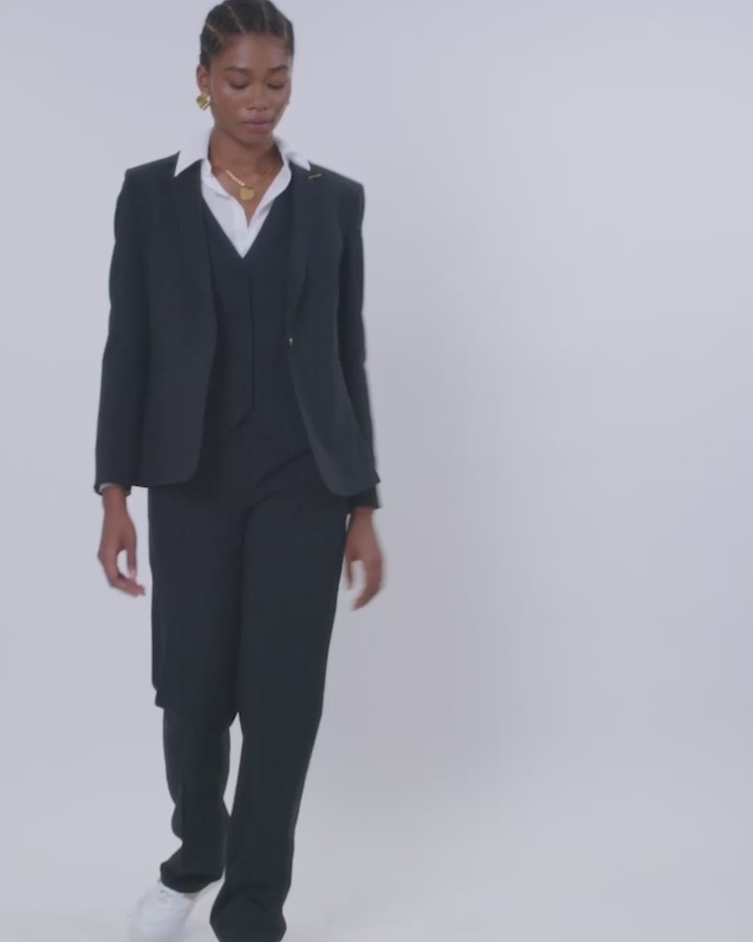 17h10_vest_tailleurfemme_paris_bleu_nuit_cintree_bouton_poches_laine_super100s_travail_blazer_workwear_streetstyle_working_girl_