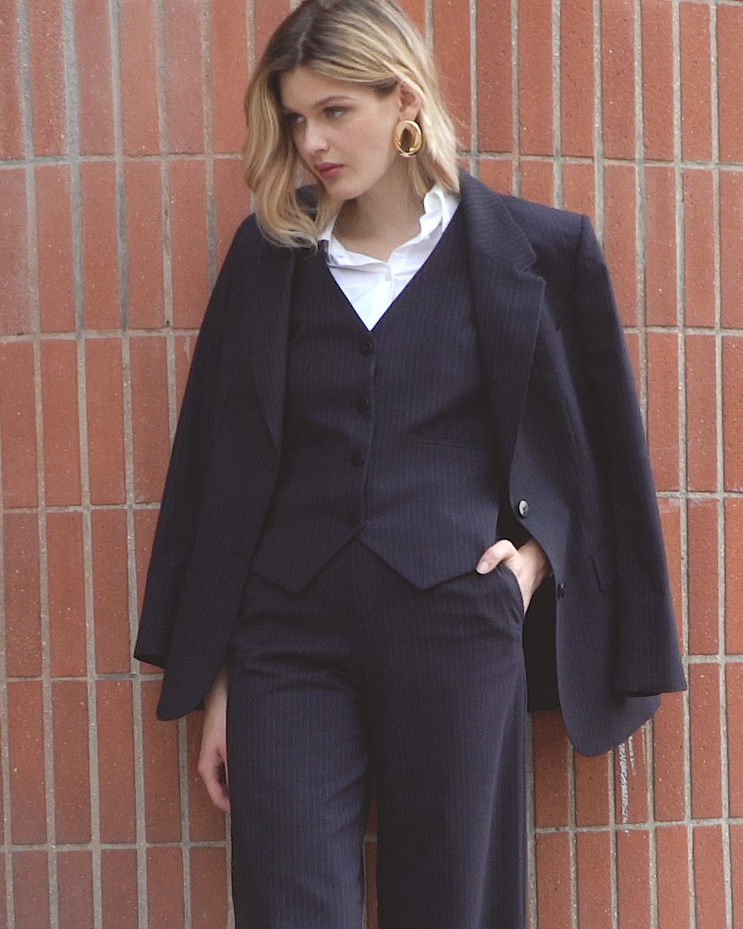 tailleur-femme-veste-large-rayures-pantalon-large-rayures-tenue-de-bureau-1_907af202-5317-420c-b5fe-1911f1bc62f2