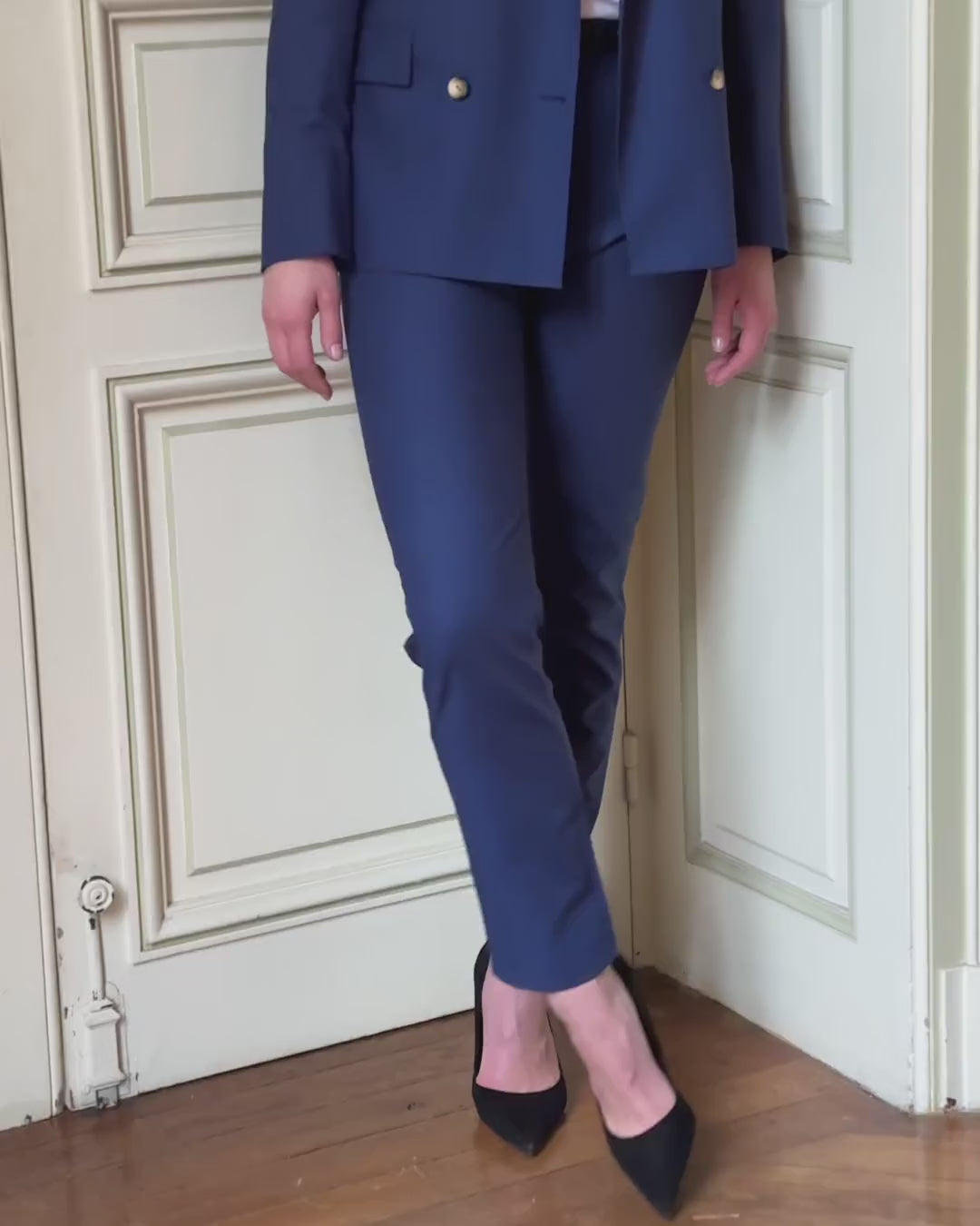 outfit-chic-work-woman-waistcoat-crossover-blue-indigo-pants-cigarette-style-elegant-4_09108af8-f1c6-47c0-9bde-4ebb9abc9d13