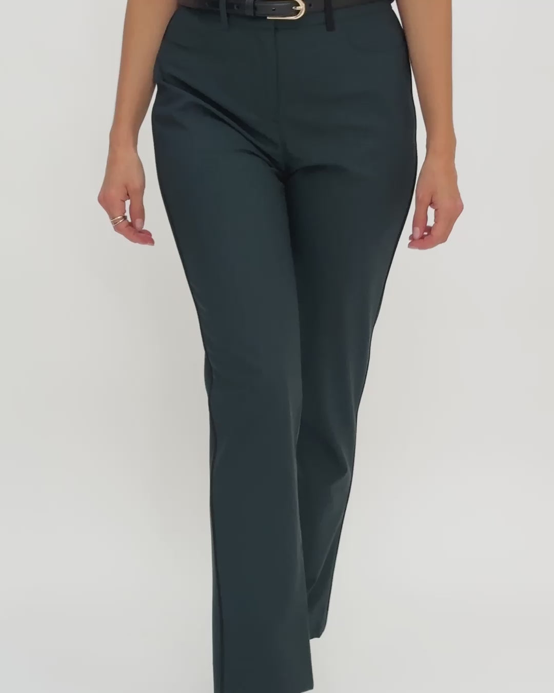 outfit-chic-suit-woman-pants-cigarette-green-fonce-shirt-white-