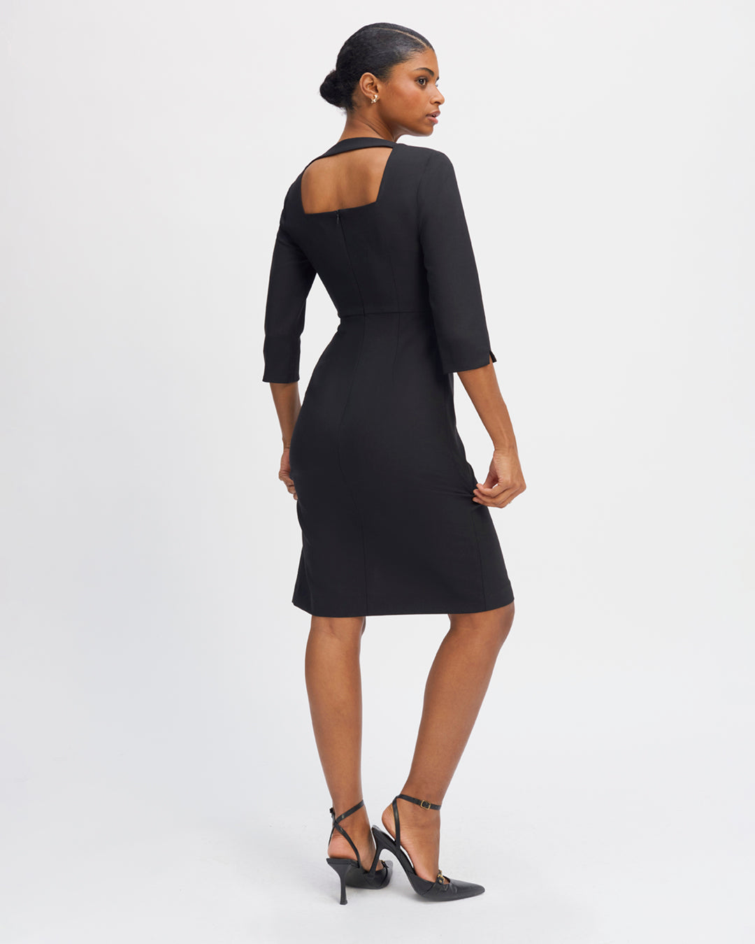 robe-noire-coupe-cintree-longue-genou-fente-legere-17H10-tailleurs-pour-femme-paris-