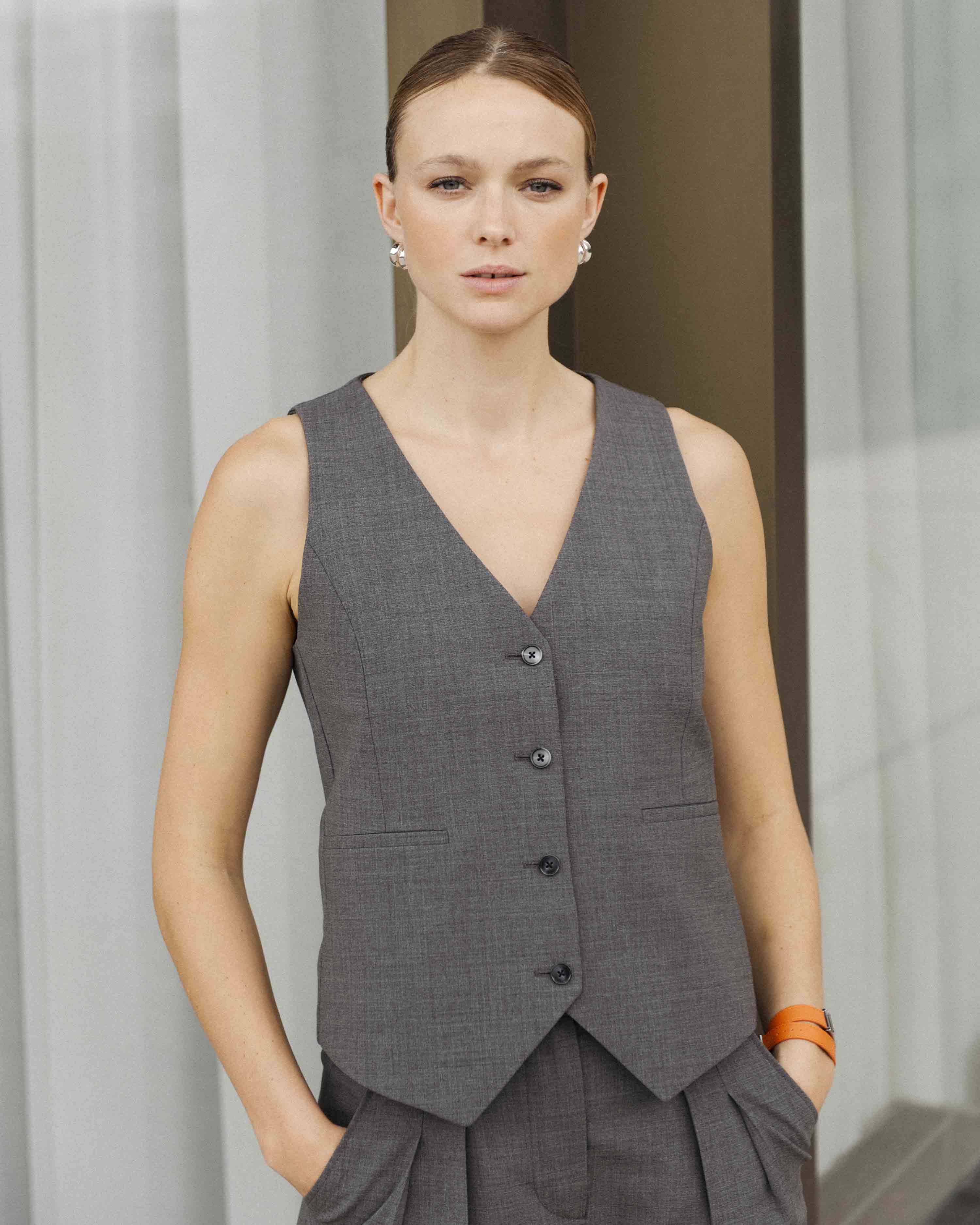 tailleur-pour-femme-gris-ensemble-de-costume-gilet-sans-manche-trois-pièce-pant-large-17H10-1.jpg