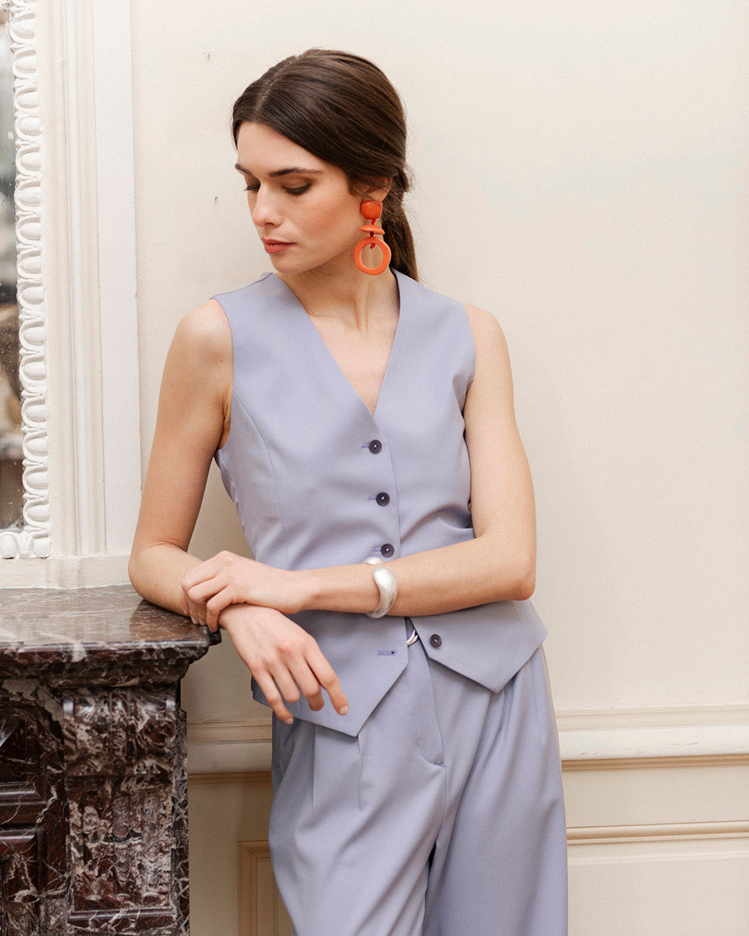 outfit-chic-tailor-woman-jacket-hanger-gilet-pants-brume-