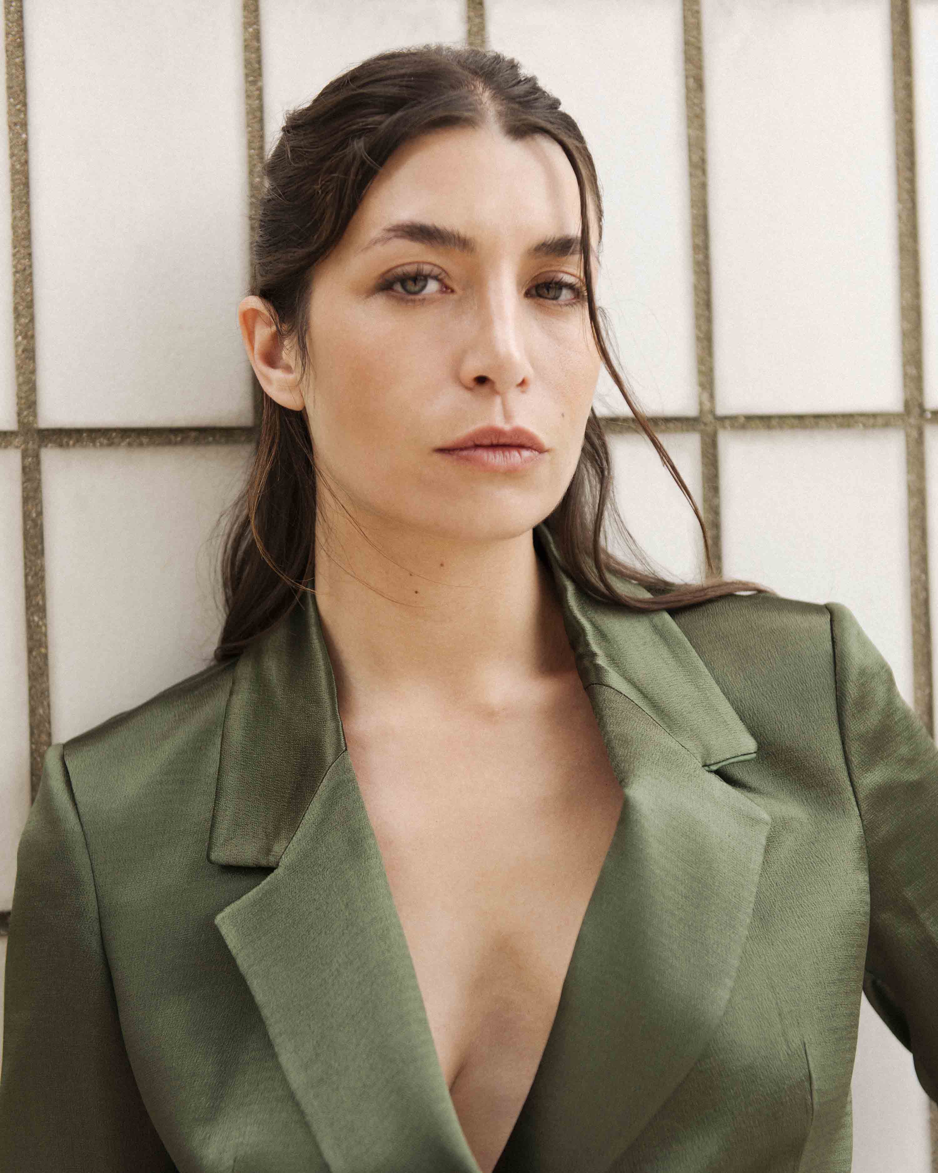 jacket-suit-satin-belt-kaki-green-chic-elegant-material-premium-ethic-sustainable-17H10-suit-for-women-3
