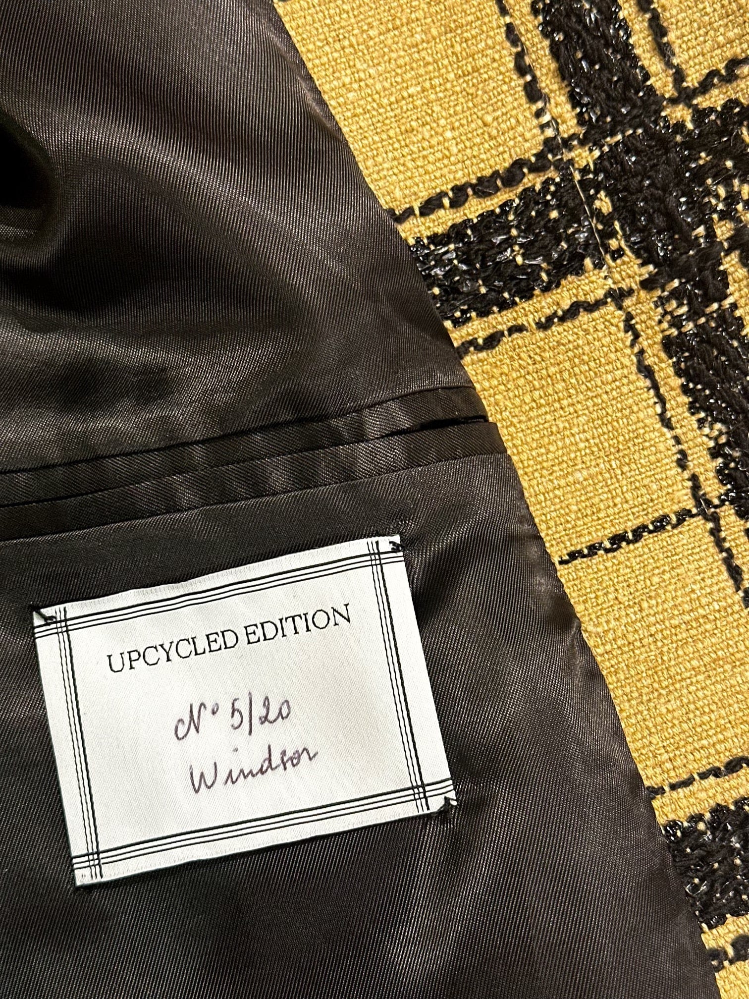 fabric-exceptional-toile-brute-beige-jacquard-beads-black-silk-thread-coat-mi-long-cut-ample-black-buttons-glossy-collar-regular-pattern-tight-wrist-two-pockets-raglan-exterieurs-17H10-tailors-for-women-paris