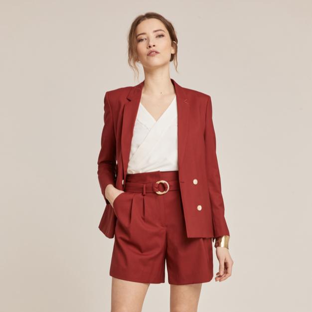 Comment porter le tailleur en été ?