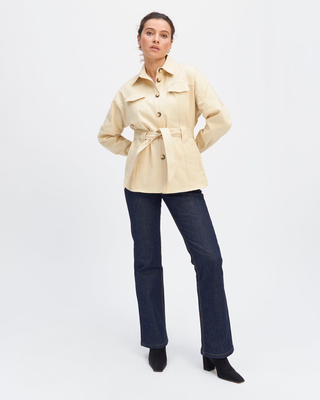 17H10-tailleurs-pour-femme-paris-veste-sur-chemise-col-chemise-patte-de-boutonnage-poches-a-rabat-sur-la-poitrine-1