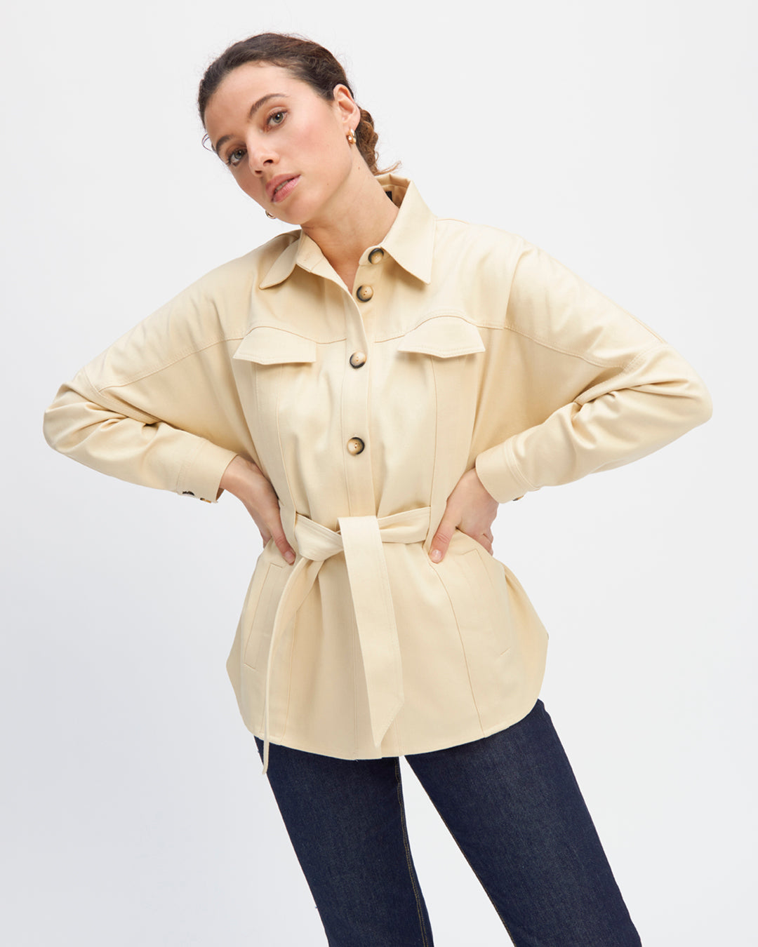 17H10-tailleurs-pour-femme-paris-veste-sur-chemise-col-chemise-patte-de-boutonnage-poches-a-rabat-sur-la-poitrine-1