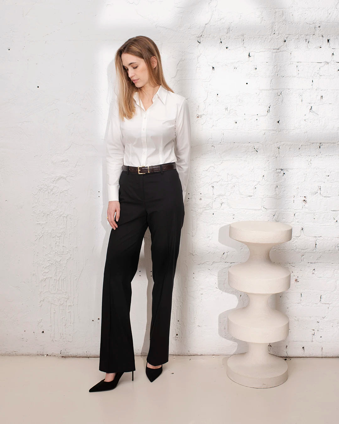 Tailleur femme noir avec veste croisée et pantalon droit pour un look structuré élégant