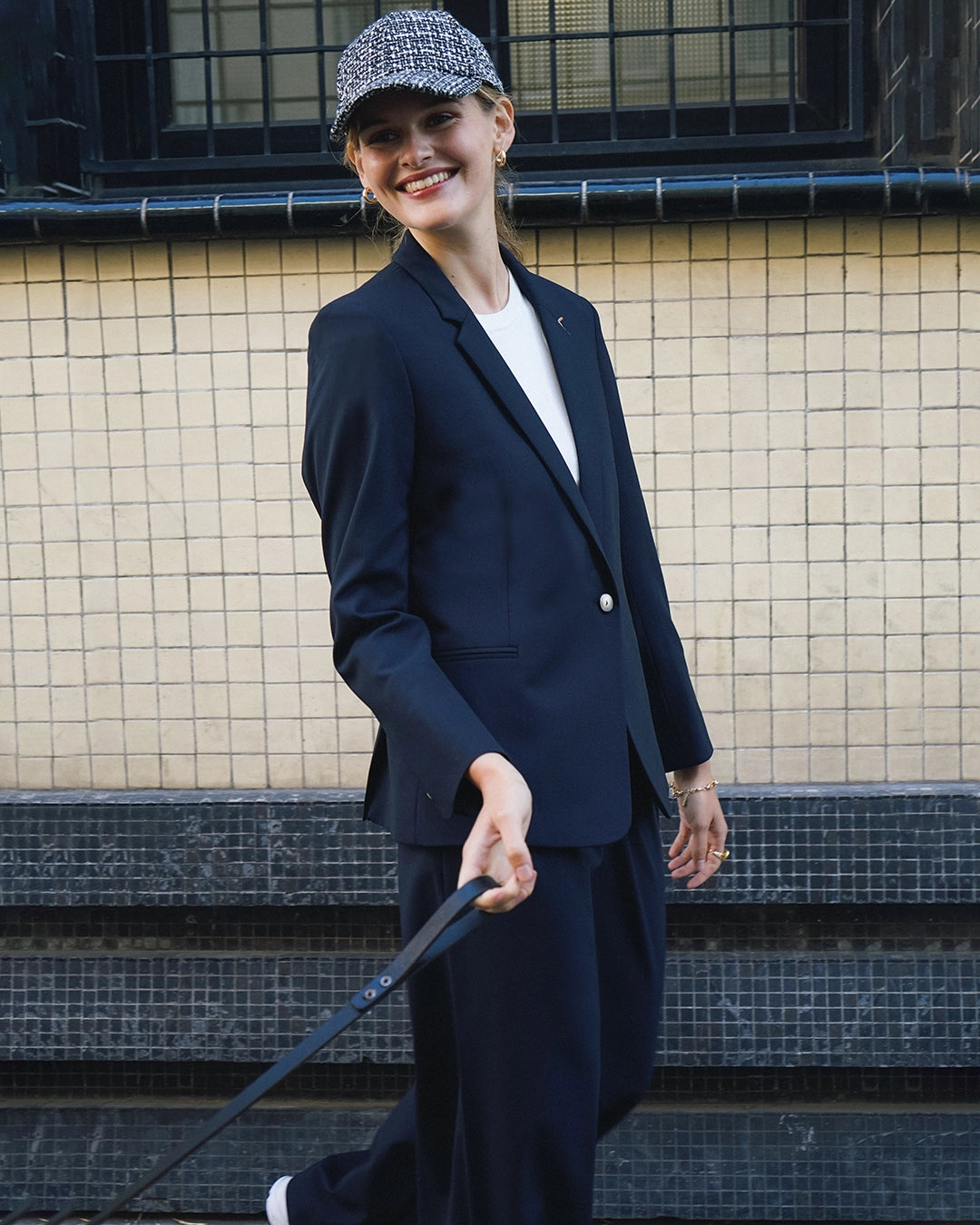 17h10_veste_tailleurfemme_paris_bleu_nuit_cintree_bouton_poches_laine_super100s_travail_blazer_workwear_streetstyle_working_girl_