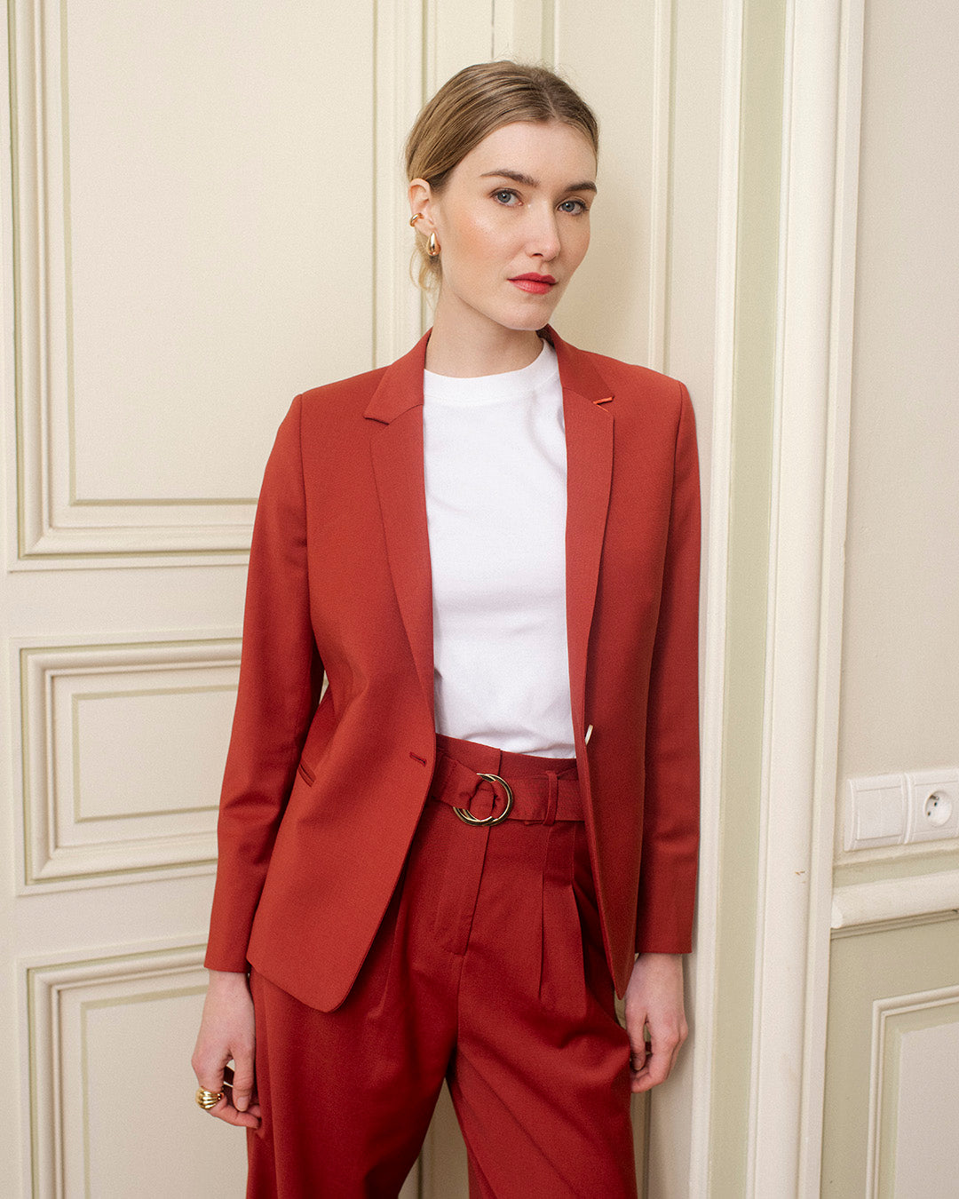 veste-de-tailleur-cintree-gilet-pantalon-large-terracotta-tenue-de-bureau-