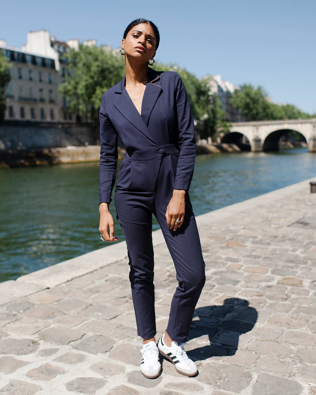 Combinaison-bleu-marine-Col-tailleur-Matière-très-confortable-Bouton-ton-sur-ton-ceinture-Taille-marquée-coupe-très-flatteuse-Léger-décolleté-féminin-17H10-tailleurs-pour-femme-paris-