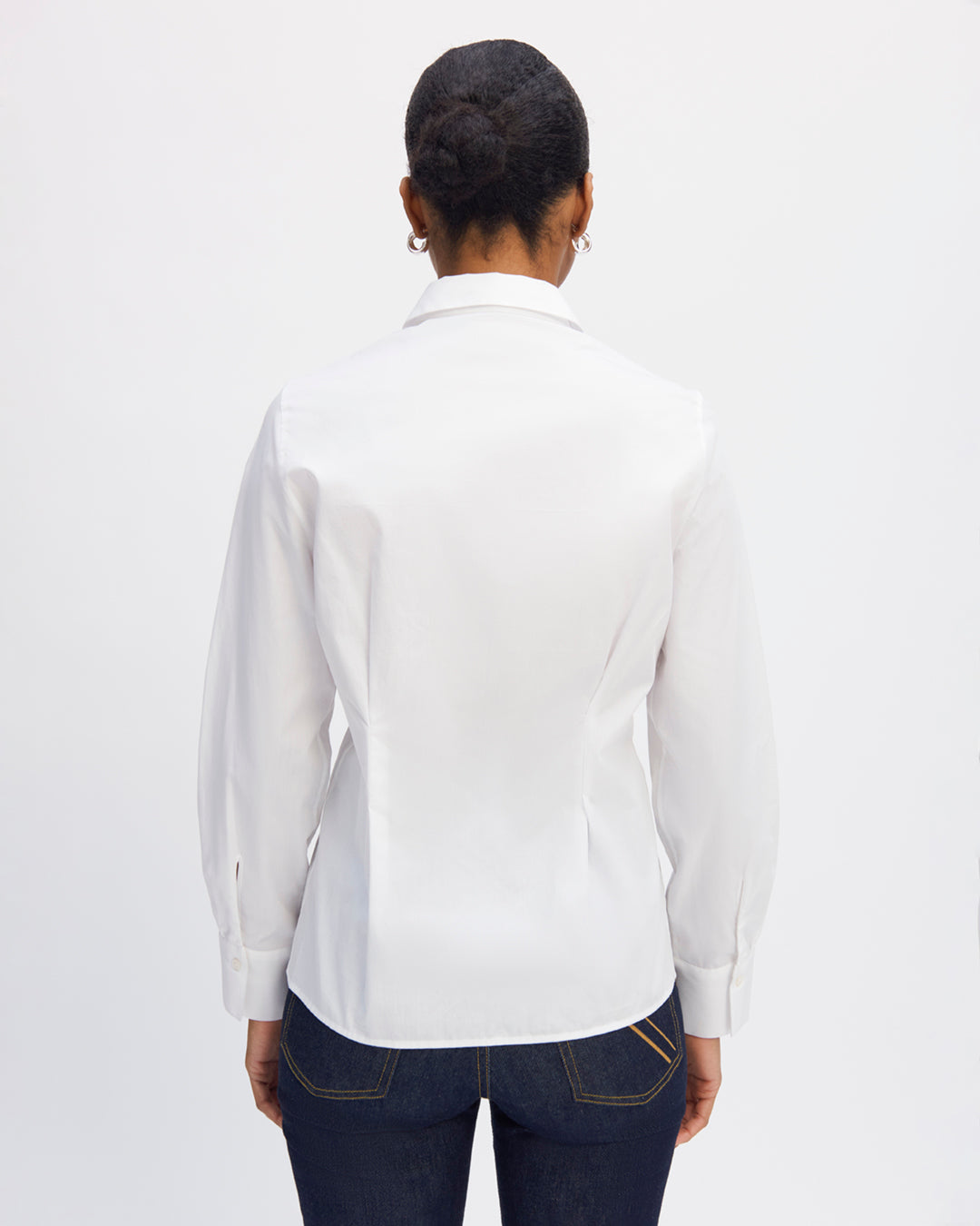 Chemise-quatre-pinces-devant-quatre-pinces-dos-effet-cintré-Col-chemise-Manches-longues-Patte-boutonnage-cachée-Poignet-boutonné-avec-encoche-17H10-tailleurs-pour-femme-paris-