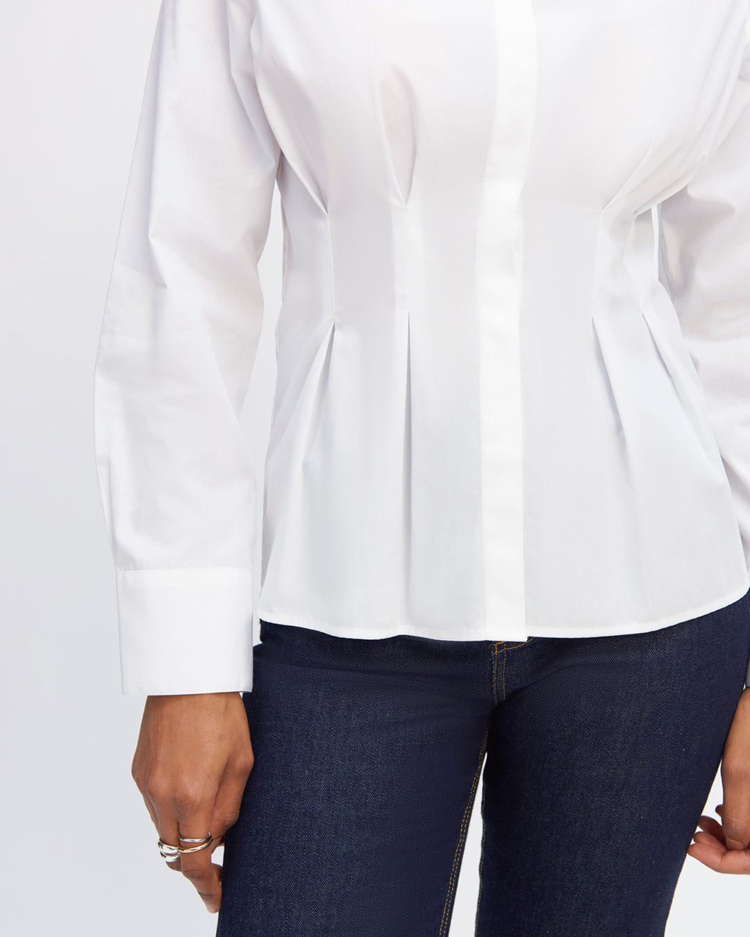 Chemise-quatre-pinces-devant-quatre-pinces-dos-effet-cintré-Col-chemise-Manches-longues-Patte-boutonnage-cachée-Poignet-boutonné-avec-encoche-17H10-tailleurs-pour-femme-paris-