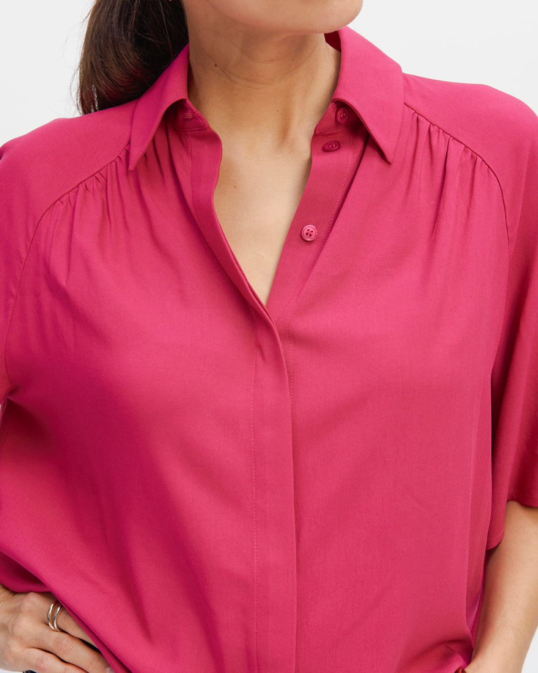 Chemise-rose-col-chemise-manches-raglan-patte-de-boutonnage-cachee-fronces-devant-et-dos-17H10-tailleurs-pour-femme-paris-