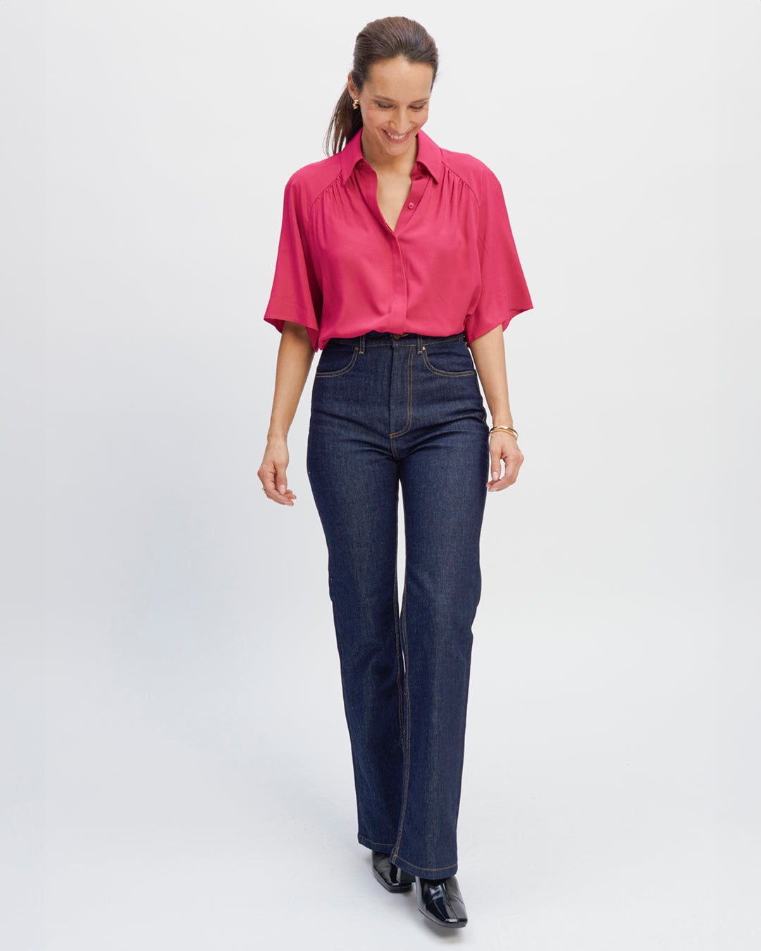 Chemise-rose-col-chemise-manches-raglan-patte-de-boutonnage-cachee-fronces-devant-et-dos-17H10-tailleurs-pour-femme-paris-