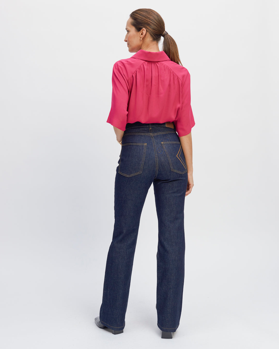 Chemise-rose-col-chemise-manches-raglan-patte-de-boutonnage-cachee-fronces-devant-et-dos-17H10-tailleurs-pour-femme-paris-