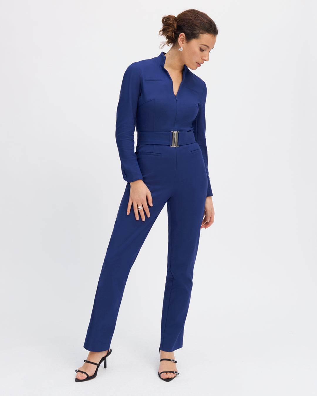 Combinaison-bleu-électrique-Ceinture-amovible-ton-sur-ton-avec-boucle-Col-montant-en-V-Deux-boutons-ton-sur-ton-au-niveau-des-poignets-Quatre-poches-passepoilées-17H10-tailleurs-pour-femme-paris-