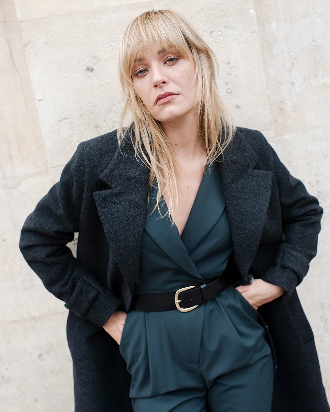 Combinaison-vert-profond-Col-tailleur-Matiere-tres-confortable-Bouton-ton-sur-ton-ceinture-Taille-marquee-coupe-tres-flatteuse-Leger-decollete-feminin-17H10-tailleurs-pour-femme-5