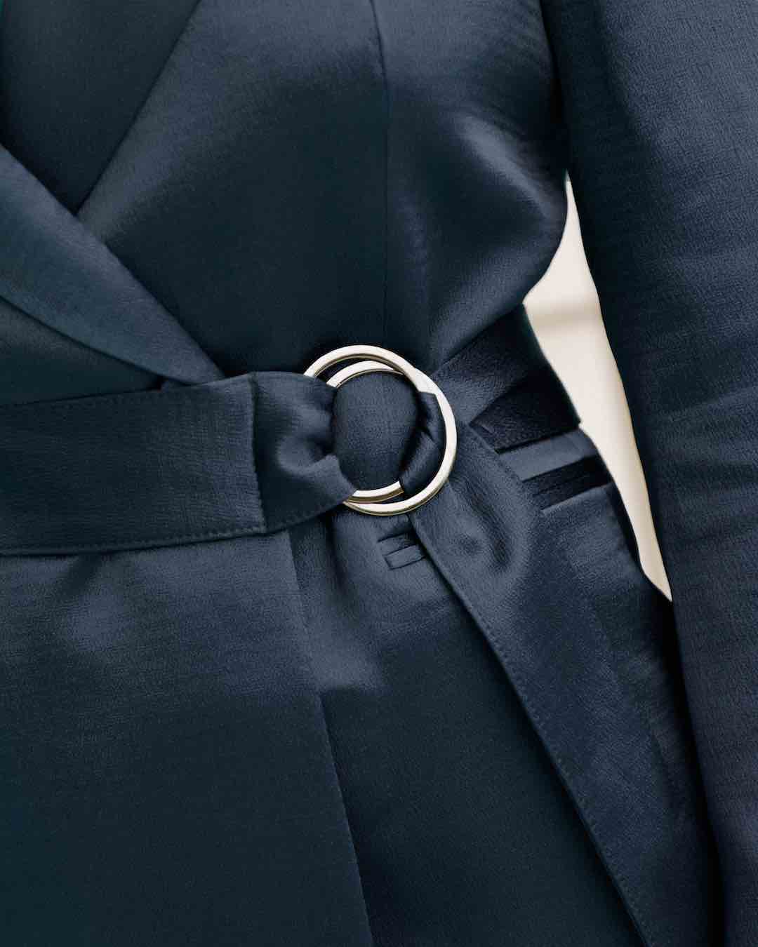 Veste ceinturée Olbia - Satin bleu nuit