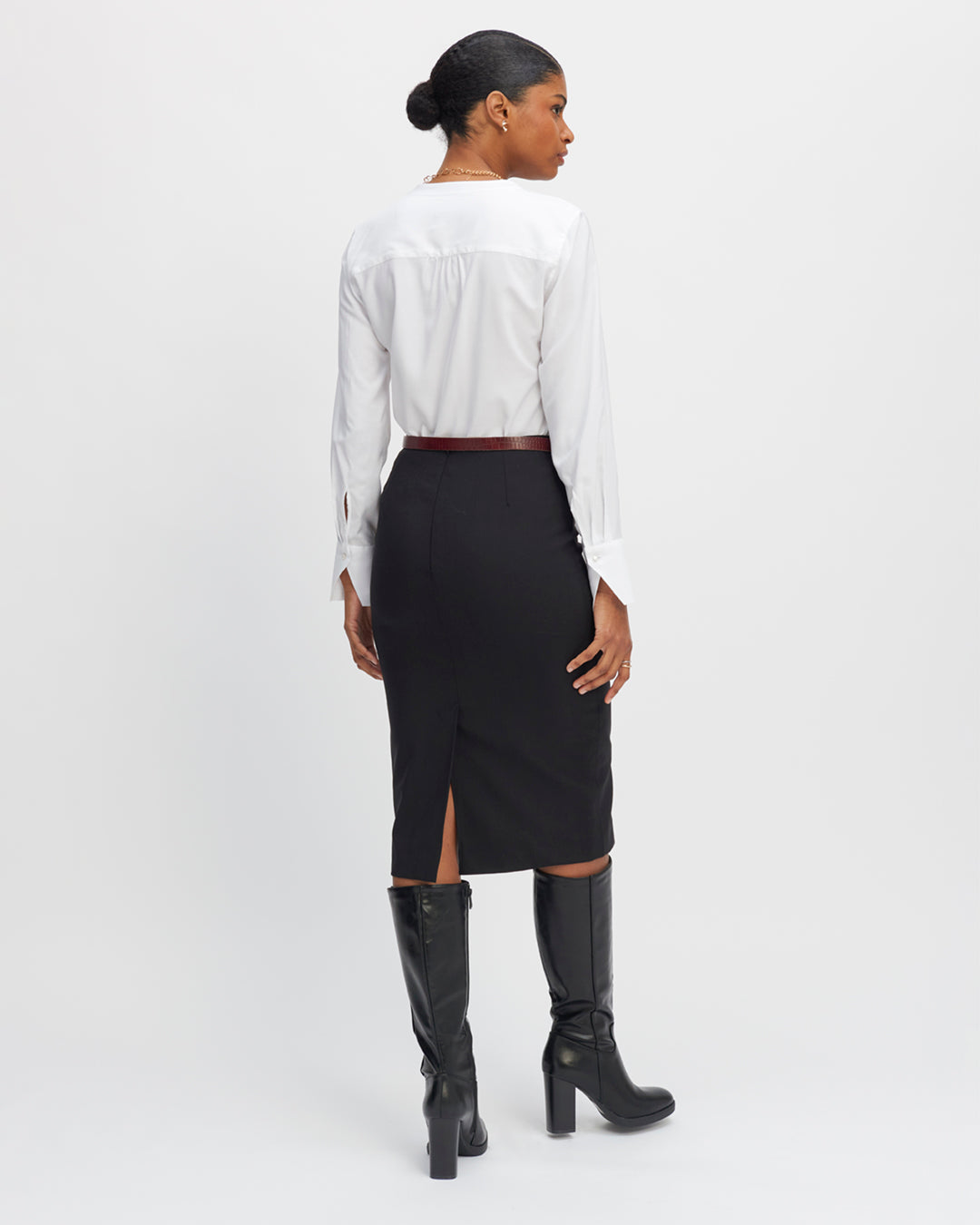 Jupe-crayon-noire-Taille-haute-Laine-d’Italie-Super-100’S-Souple-et-confortable-Fente-arrière-Souligne-joliment-les-hanches-Un-minimum-de-coutures-apparentes-17H10-tailleurs-pour-femme-paris-