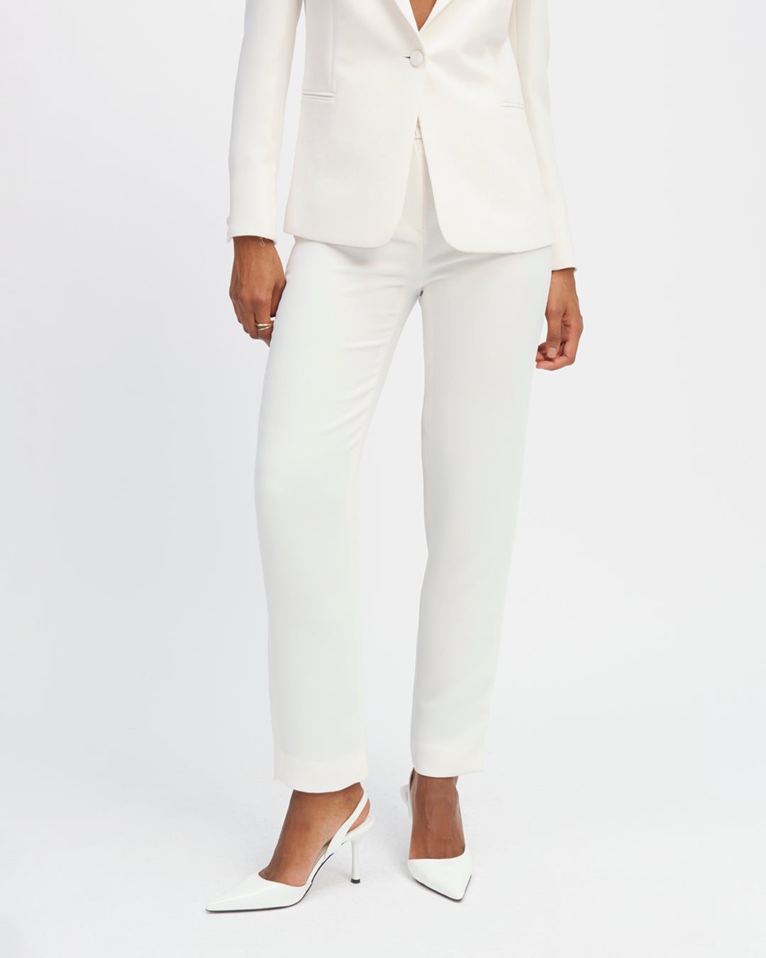 Pantalon-blanc-coupe-cigarette-taille-mi-haute-fausses-poches-cavalières-avant-poches-poissepoilées-arrières-passant-ceinture-fermeture-zip-crochet-bouton-recouvert-ton-sur-ton-Drap-laine-italien-luxueux-17H10-tailleurs-pour-femme-paris-